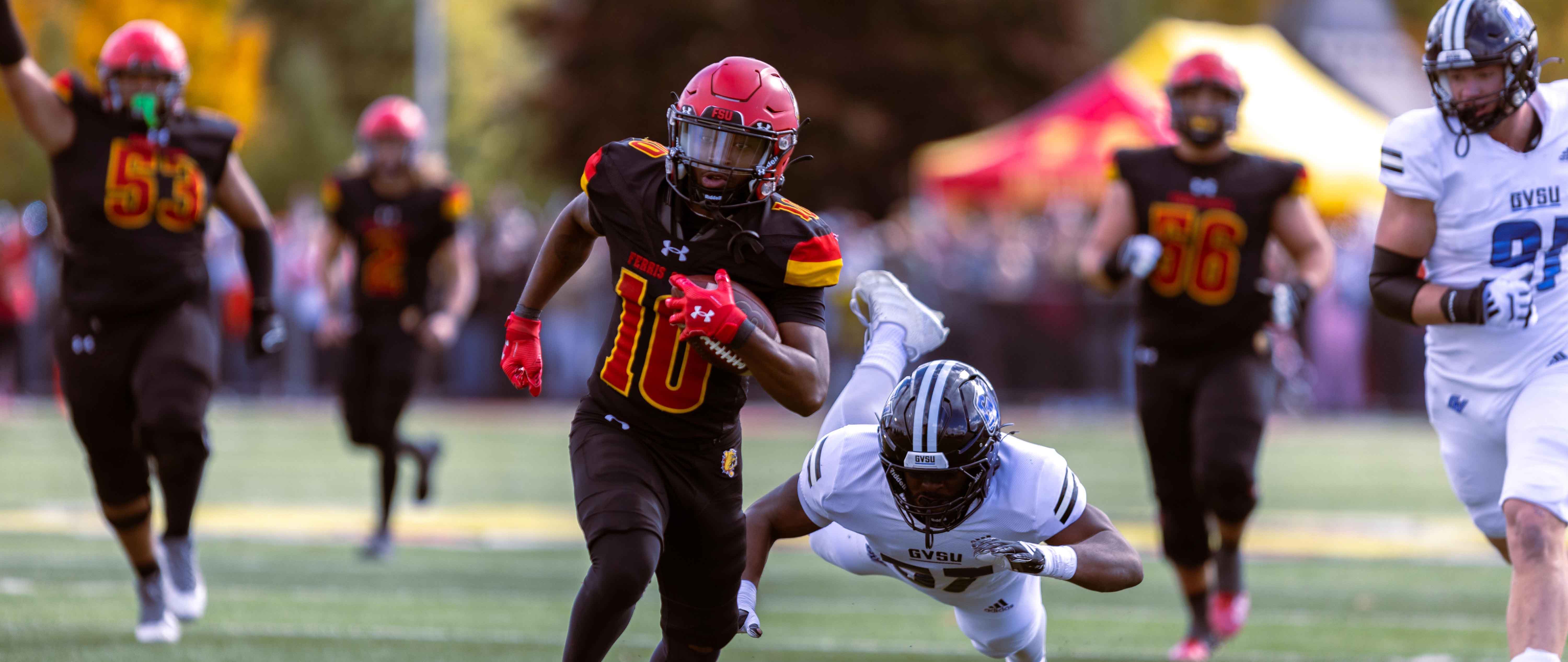 Ferris State outrunning Grand Valley State in the 2025 Anchor Bone Classic.